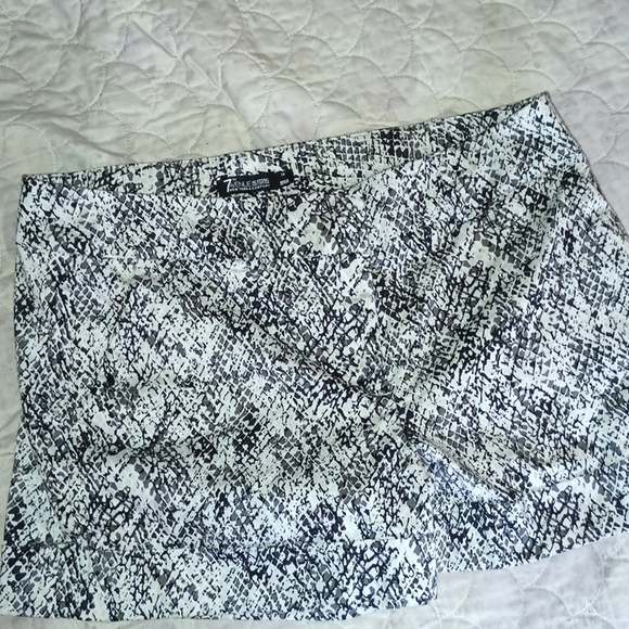 7th Ave New York & co Monochrome Abstract Shorts - Picture 3 of 8